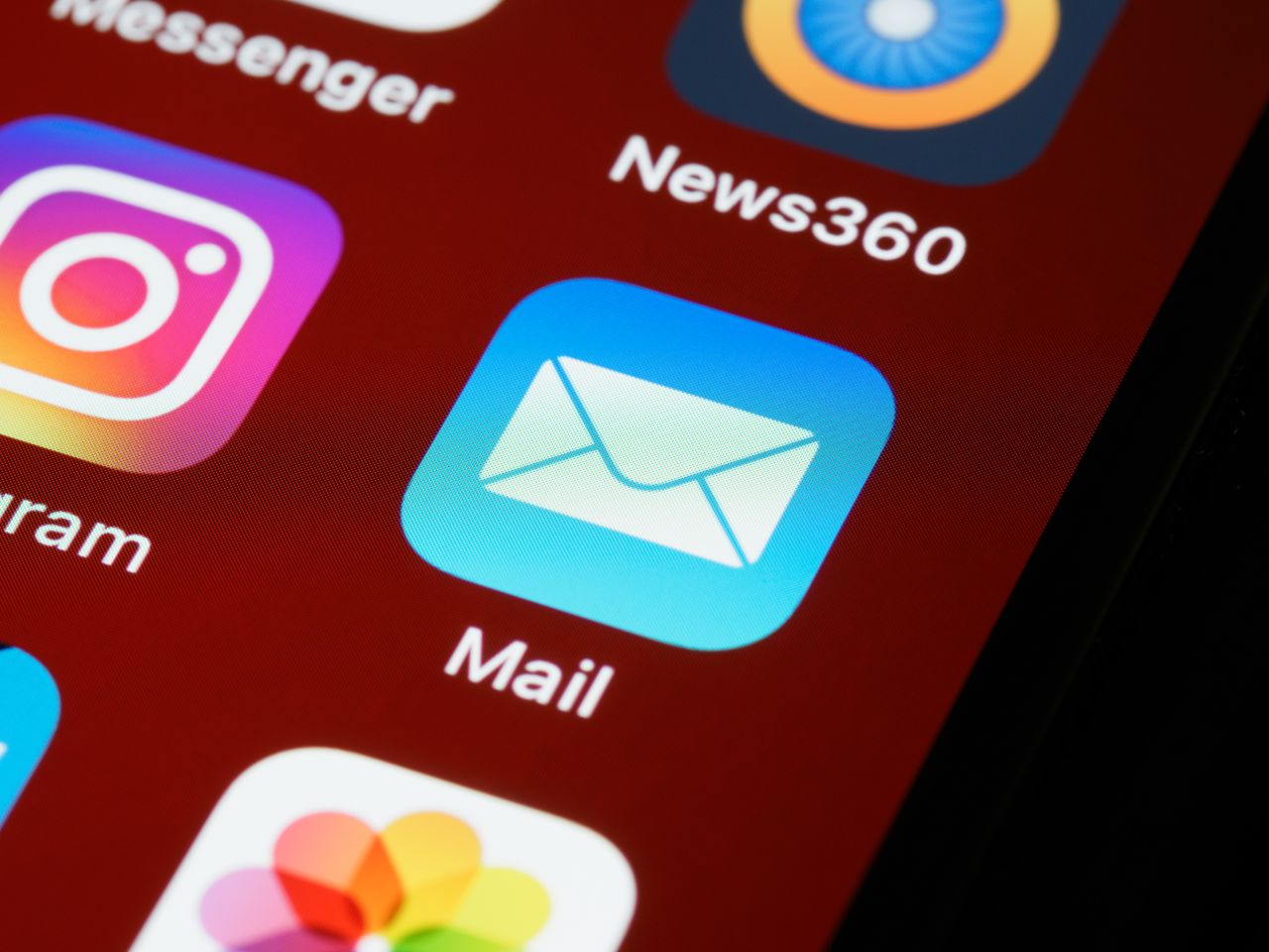 Gros plan sur l’écran d’un smartphone affichant plusieurs icônes d’applications, dont Mail et Instagram.